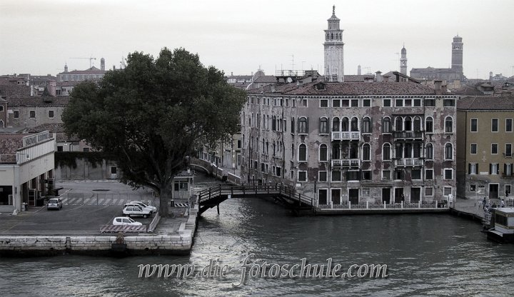 Venedig10.jpg - Auch jenseits der bekannten Besichtigungs-Routen bietet Venedig eindrucksvolle Bilder. Diese Aufnahme entstand ganz in der Nähe des Fährhafens von Mestre.