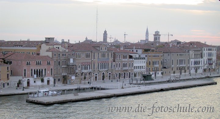 Venedig11.jpg - Auch jenseits der bekannten Besichtigungs-Routen bietet Venedig eindrucksvolle Bilder. Diese Aufnahme entstand ganz in der Nähe des Fährhafens von Mestre.