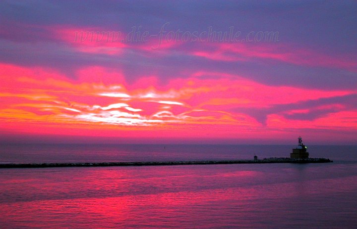 Venedig12.jpg - Auch die Hafeneinfahrt in die Lagune Venedigs am frühen Morgen bei Punta Sabbione war ein eindrucksvoll einmaliges Erlebnis. Ich konnte zuschauen, wie die Nacht einem wunderschönen Sonnenaufgang wich.