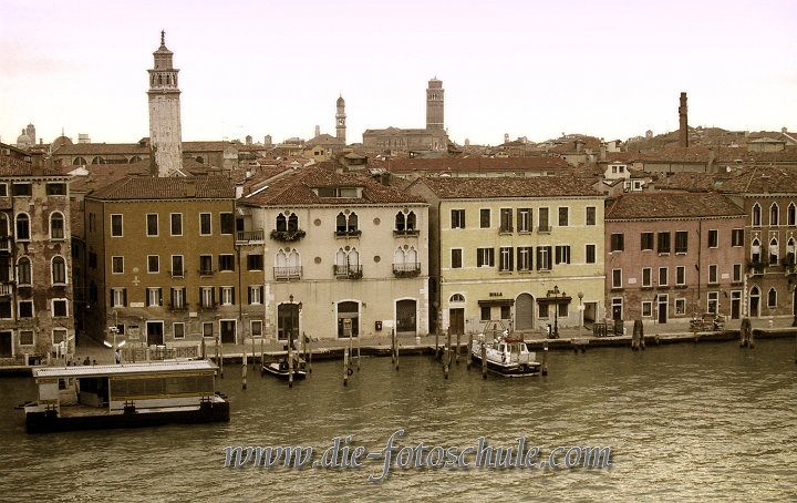 Venedig9.jpg - Auch jenseits der bekannten Besichtigungs-Routen bietet Venedig eindrucksvolle Bilder. Diese Aufnahme entstand ganz in der Nähe des Fährhafens von Mestre.