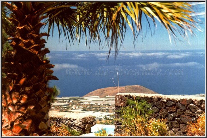 BlickvonTer.jpg - ....Auf La Palma.....                   Diesen Ausblick habe ich echt geliebt.Von der Terrasse aus hatte ich einen weiten Blick hinunter ins Tal und zum Meer. Durch den hohen Standpunkt der Villa verlief auch der Horizont irgendwie fremd weiter oben, als bisher gewohnt. Ich habe Stunden damit verbracht, auf der kleinen Mauer zu sitzen, unter meinen Füßen ging es metertief hinab, der leichte Wind strich mir über die Haut und mein Blick war auf das blaue Meer gerichtet.Das alles strahlte eine unglaubliche Ruhe aus.Minolta Dynax 600si   f5,6 200mm Tele   1/125sec   PolfilterAus meine Fotoserie La Palma