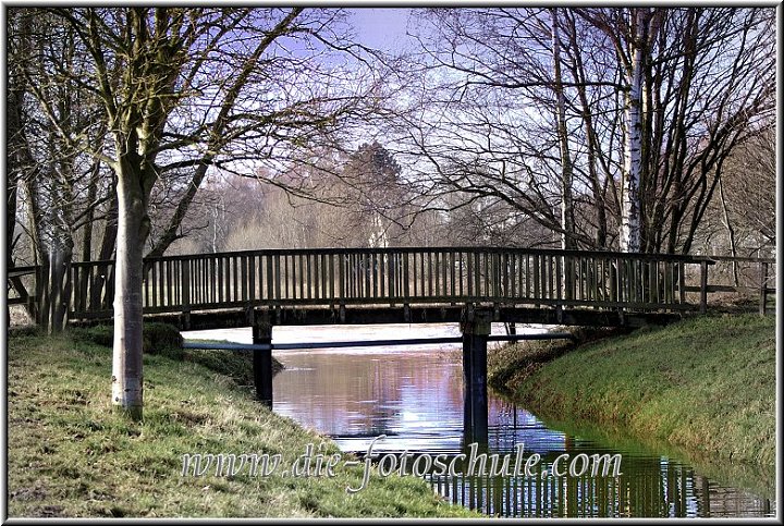 Bruecke_an_der_Ruhr.jpg - Radfahrer-Brücke der Kaiser-Route (Ruhr-Radwander-Weg) im Schwerter Ruhrtal. Mit Polfilter digital fotografiert und nachträglich am Blechotto weiterverarbeitet.