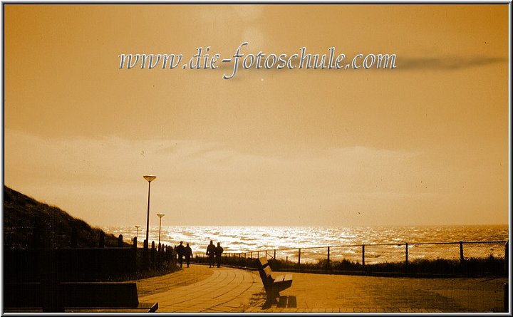 Egmond_fotoschule_30.jpg - Die Promenade von Egmond aan Zee in Holland. Nachträglich coloriert.