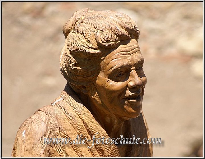 Fotoschule_Bolgheri_018.jpg - Aus meiner Fotoserie Toscana.Eine in Lebensgröße aus Holz geschnitzte Figur in Bolgheri. Ich vermute, es ist das Abbild einer wichtigen Frau Bolgheris, leider weiß ich aber nicht, wer sich wirklich hinter der alten Dame verbirgt. 