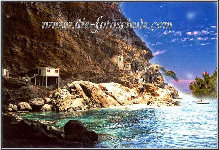 Grottensiedlung2.jpg - Unterhalb von Tijarafe, direkt am Meer, liegt eine riesige Höhle, die einmal ein Schmugglernest war.Heutzutage ist von dem Schmuggler-Flair eher wenig übrig geblieben; die direkt in den Stein gebauten Häuser gleichen eher einer palmerischen Schräbergartensiedlung und werden wohl so auch am Wochenende von Inselbewohnern genutzt. Den Weg dort hinunter schaffte mein Miet - Clio allerdings nur ein Stück weit und ich fuhr lieber auf einen Schotterplatz, um zu Fuß weiter hinabzusteigen. Der Weg zur Höhle ist genauso abenteuerlich wie die Höhle selbst. Die Strasse windet sich schmal in abenteurlichen Kehren steil hinunter und am Ende wandert man einen mehr oder weniger befestigten Pfad am Berghang entlang; rechts der Berg, links tief unten das Wasser.Spannend und kräftezehrend.Die Belohnung, wenn man den ersten Blick in die schöne Grotte wirft, ist aber grandios.Es wirkt so unwirklich, so abenteuerlich und ruhig.Ich habe mich eine ganze Weile hier aufgehalten und die Stimmung aufgesogen; herrlich!!