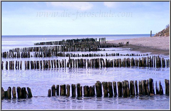 Poeller_Kellenhusen.jpg - Am Südstrand von Kellenhusen. Durch die Verwendung eines 450mm Tele habe ich die Abstände der "Pöllerreihen" optisch verdichtet. Minolta Dynax 5D - 450mm Tele - Antishake - 1/250sec f5.6