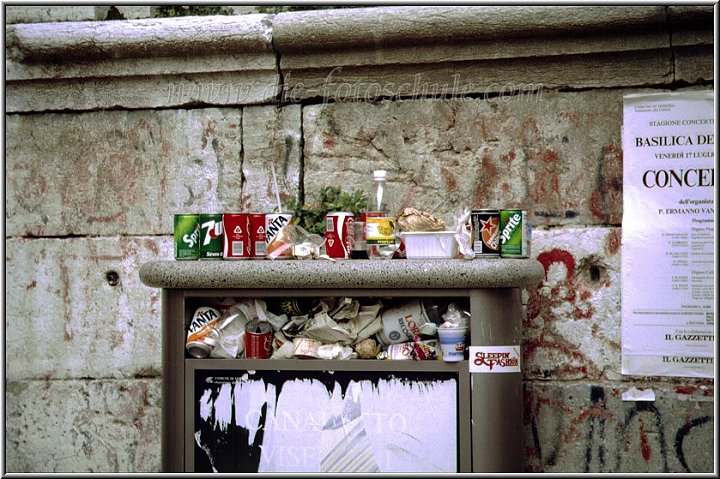 Venedig_Muell.jpg - Auch Venedig, nicht nur "fein Markusplatz"