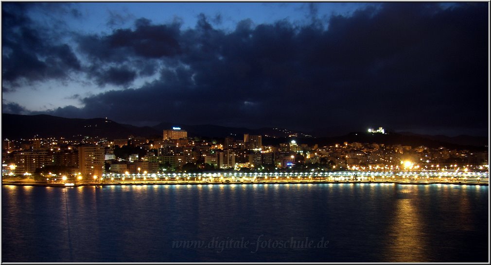 Während der Hafenausfahrt aus dem Hafen von Palma de Mallorca an Bord der AIDAbella. Während der Hafenausfahrt aus dem Hafen von Palma de Mallorca an Bord der AIDAbella.