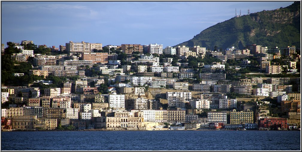 Aus meiner Serie AIDA - Ralfonso auf See im Hafen von Neapel. 