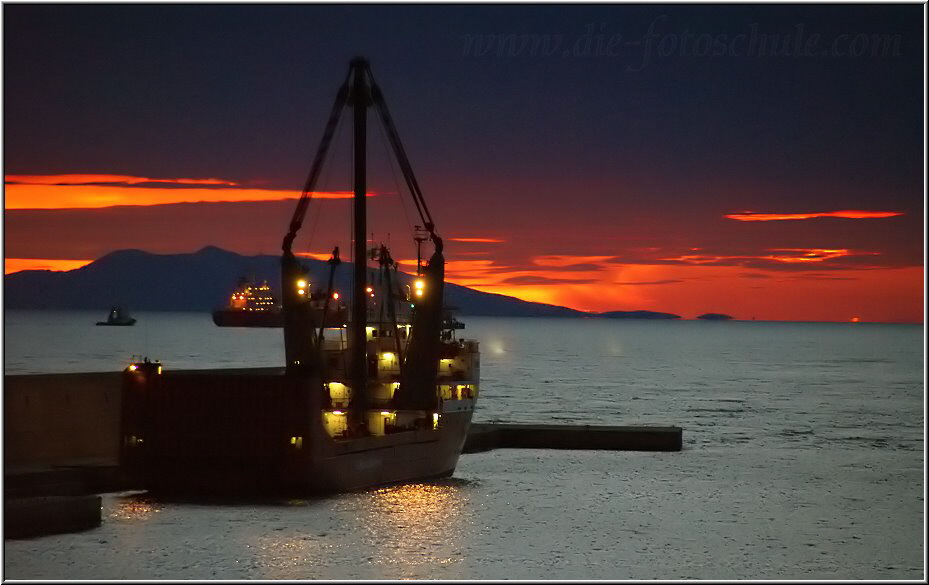 AIDAbella in Civitavecchia, mit Blick auf die Isola di Giannutri