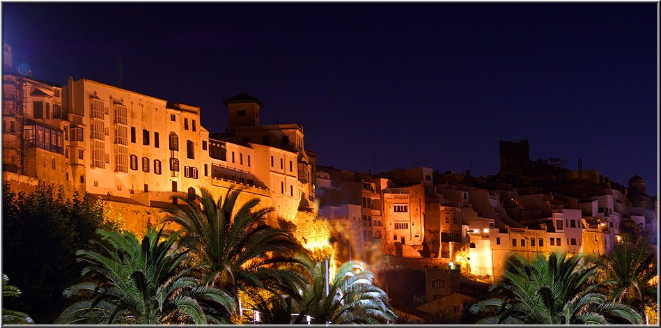 Die Altstadt von Mao (Mahon) auf Menorca zur Blauen Stunde am Hafen.