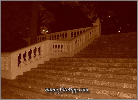 Die lange Treppe in Mao auf Menorca am Abend