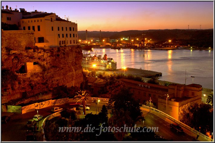 Der Hafen von Mao auf Menorca zur Blauen Stunde am Abend
