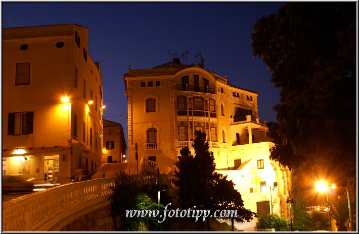 In Mao auf Menorca zur Blauen Stunde am Abend