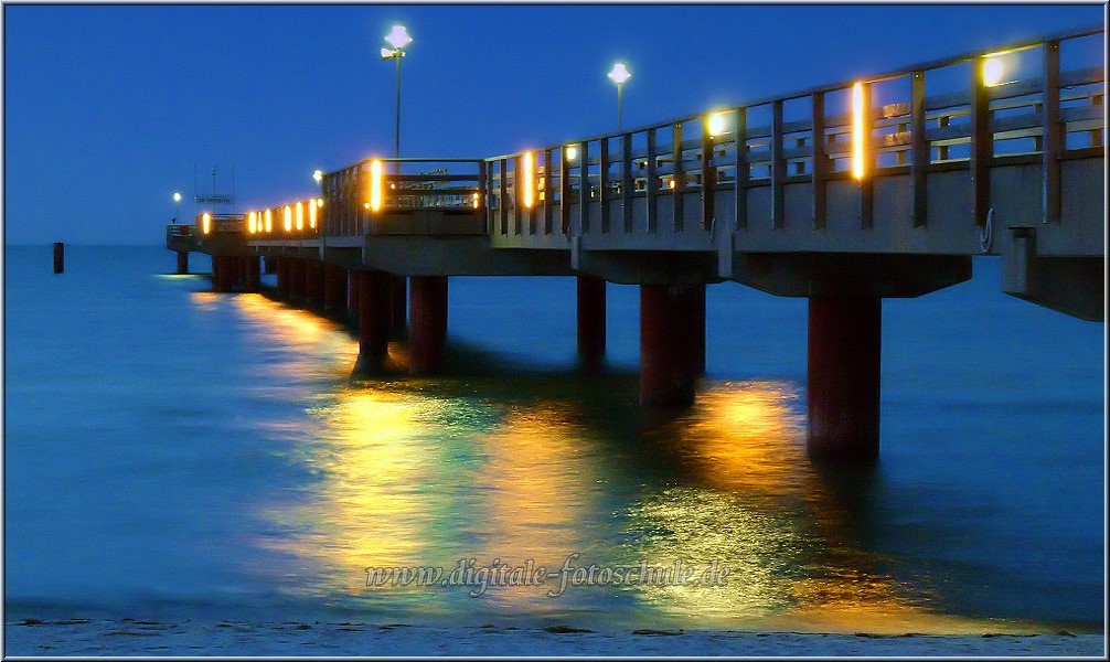  Die Seebrücke abends zur Blauen Stunde.