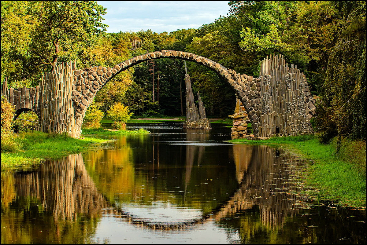Die Rakotzbrücke im Rhododendronpark Kromlau