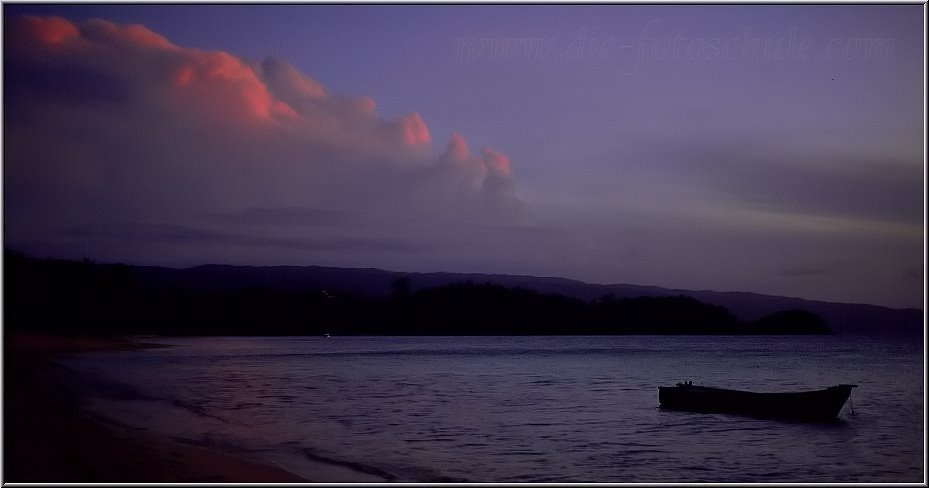 An der Playa Bonita auf Samana in der Karibik zur Blauen Stunde am Abend.