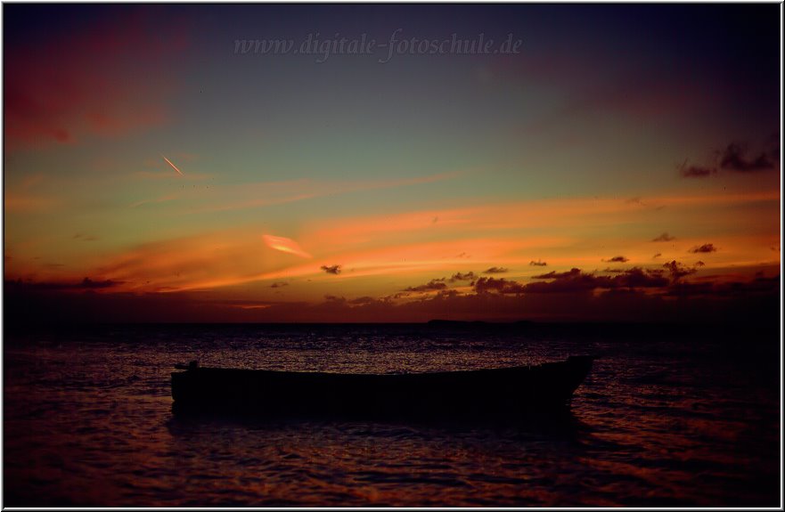 An der Playa Bonita auf Samana in der Karibik zur Blauen Stunde am Abend.