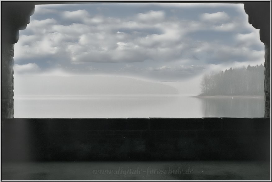 Am Möhnesee im Sauerland, es war sehr nebelig und grau. Fotografiert analog auf Diafilm mit ASLR. 