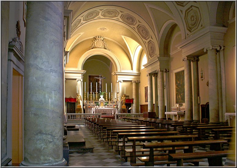 Kirche in Volterra mit Stativ und DRI
