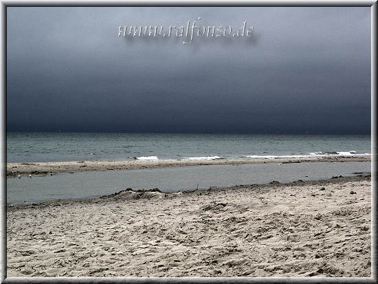 Im Regen am Strand der Ostsee Im Regen am Strand der Ostsee