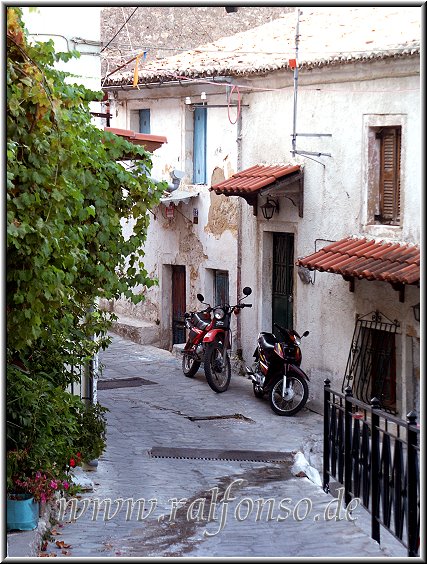 Alte Wege, alte Haeuser und neue Mopeds