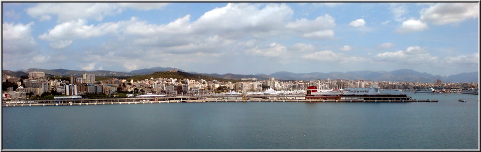 AIDA001.jpg - Blick von der AIDAbella in den Hafen von Palma de Mallorca, der Startpunkt der Kreuzfahrt