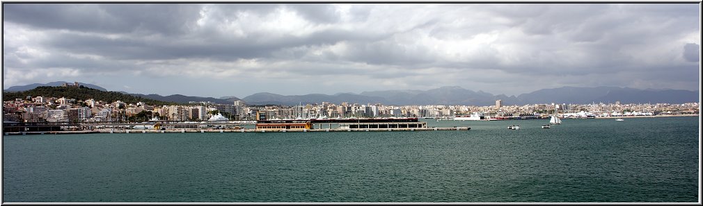 AIDA002.jpg - Blick von der AIDAbella in den Hafen von Palma de Mallorca, der Startpunkt der Kreuzfahrt