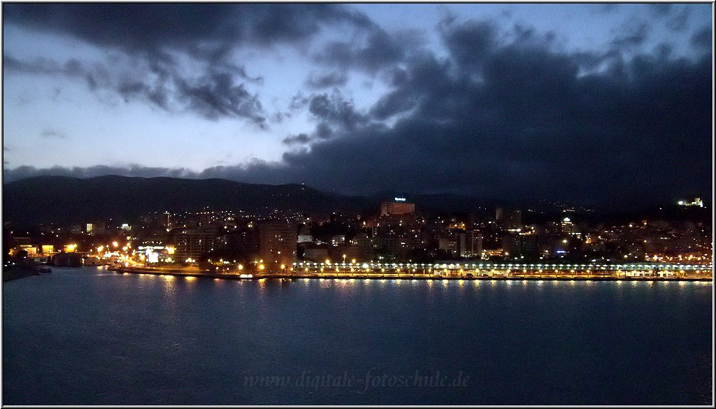 AIDA010.jpg - Blaue Stunde am Hafen von Palma