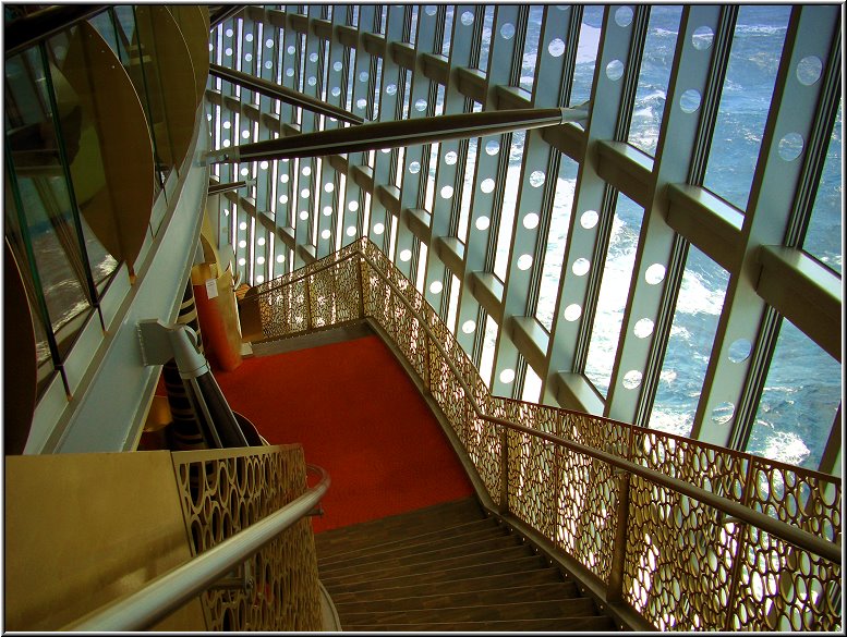 AIDA037.jpg - Die Treppe am Rande des Theatriums führt entlang der großen Fensterfläche mit schönem Meerblick.