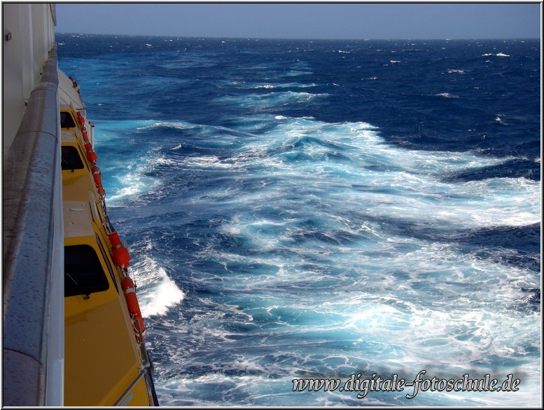 AIDA038.jpg - Am ersten Seetag haben wir Windstärke 9 und 5 Meter hohe Wellen. Blick vom Balkon.