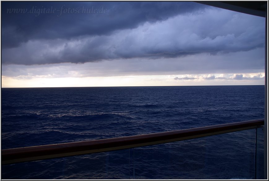 AIDA051.jpg - Abends am ersten Seetag südlich von Sardinien, Balkonblick