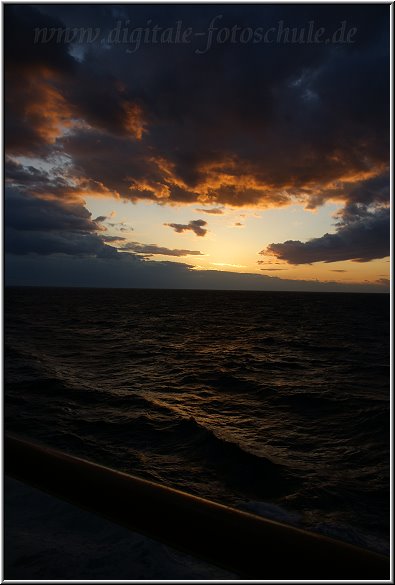 AIDA054.jpg - Abends am ersten Seetag südlich von Sardinien, Balkonblick zum Sonnenuntergang