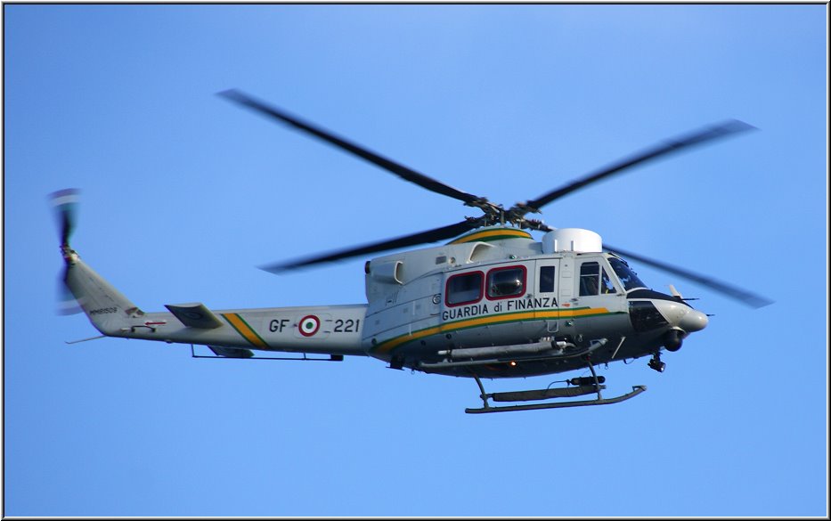 AIDA059.jpg - Drei Helikopter begrüssen uns bei der Hafeneinfahrt lautstark...