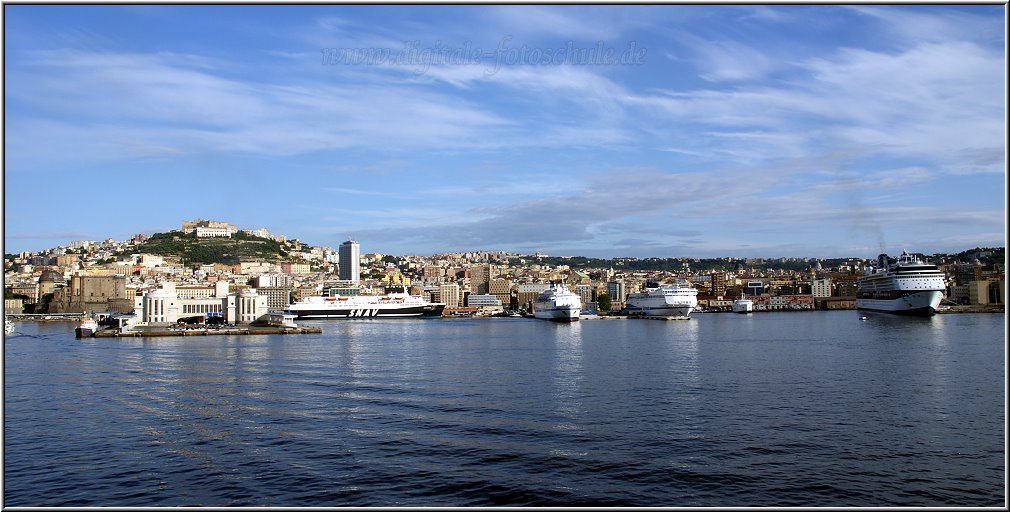 AIDA059c.jpg - Hafen von Neapel, hier liegen einige Kreuzfahrtschiffe.