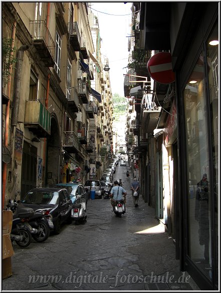 AIDA073.jpg - Altstadt Neapel, enge, laute und schmutzige Gassen überall