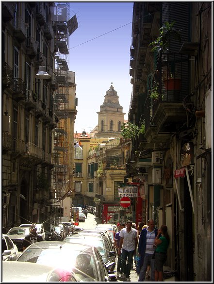 AIDA074.jpg - Altstadt Neapel, enge, laute und schmutzige Gassen überall