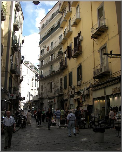 AIDA075.jpg - Altstadt Neapel, enge, laute und schmutzige Gassen überall