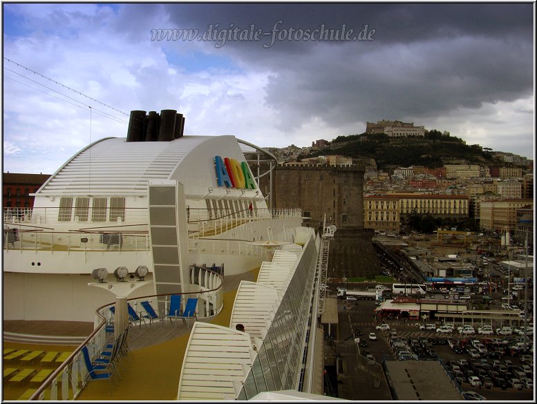 AIDA084.jpg - Blick von Deck 13 auf Neapel