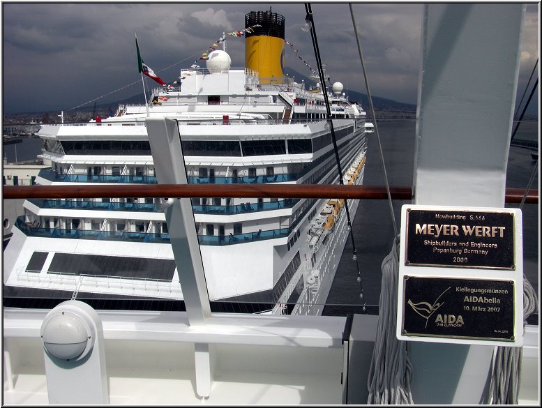 AIDA085.jpg - Ein Costa- Kreuzfahrtschiff direkt vor der AIDAbella im Hafen von Neapel