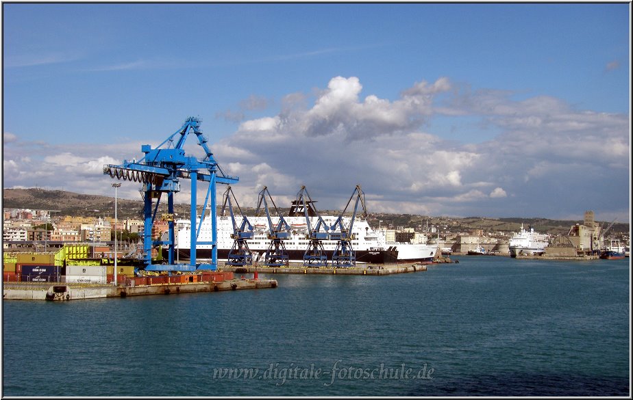 AIDA088a.jpg - Der Hafen Civitavecchia, offizieller Hafen von Rom. Rom liegt allerdings rund 50 Kilometer entfernt landeinwärts.