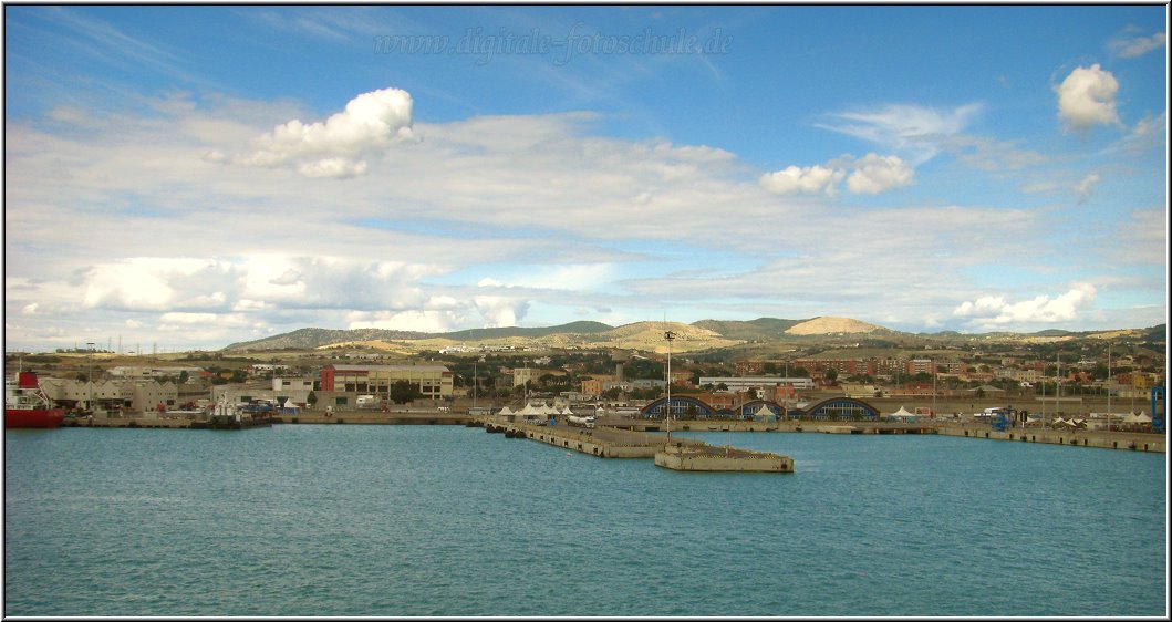 AIDA088b.jpg - Der Hafen Civitavecchia mit wunderbaren Blick aufs Hinterland; backbord sieht man während dieser Tour deutlich besser