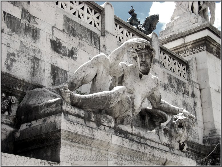 AIDA110.jpg - Am Denkmal für Vittorio Emanuele an der Piazza Venezia