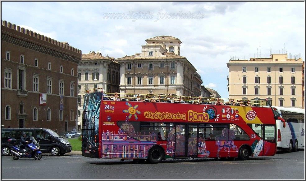 AIDA111.jpg - Solche Busse gibts haufenweise in der Ewigen Stadt