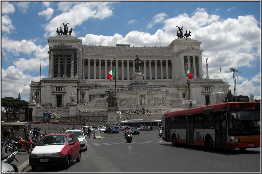 AIDA113.jpg - Am Denkmal für Vittorio Emanuele an der Piazza Venezia
