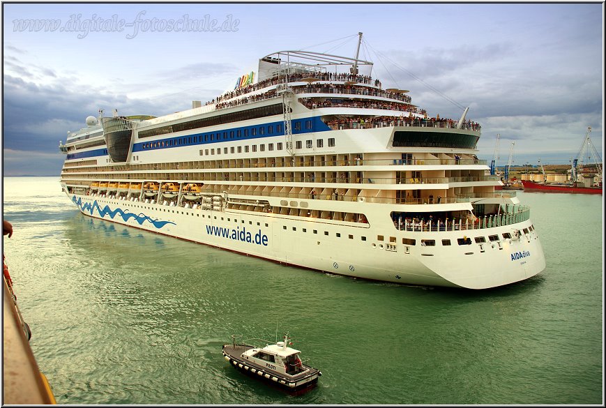 AIDA121.jpg - Das Lotsen- Schiff zwischen den beiden riesigen AIDA´s wirkt wie ein Paddelboot.