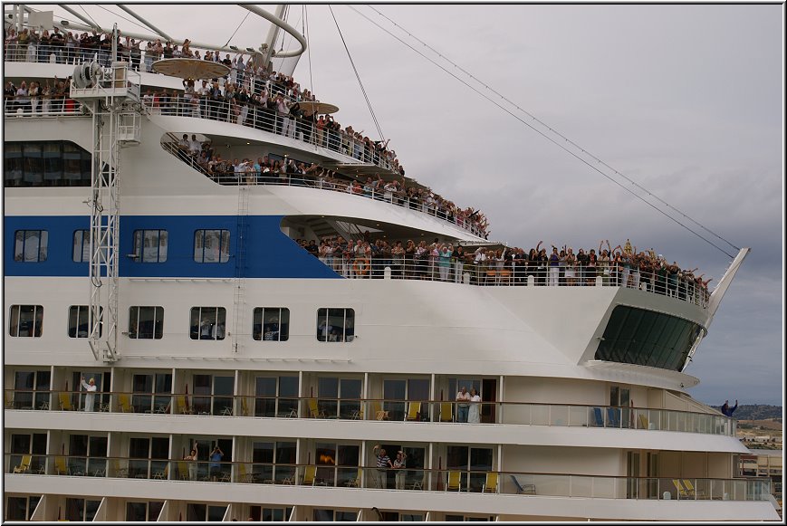 AIDA122.jpg - Am späten Nachmittag verabschiedet sich die AIDAdiva mit lautem Klatschen, Rufen und La Ola Wellen über 4 Decks von uns auf der AIDAbella.