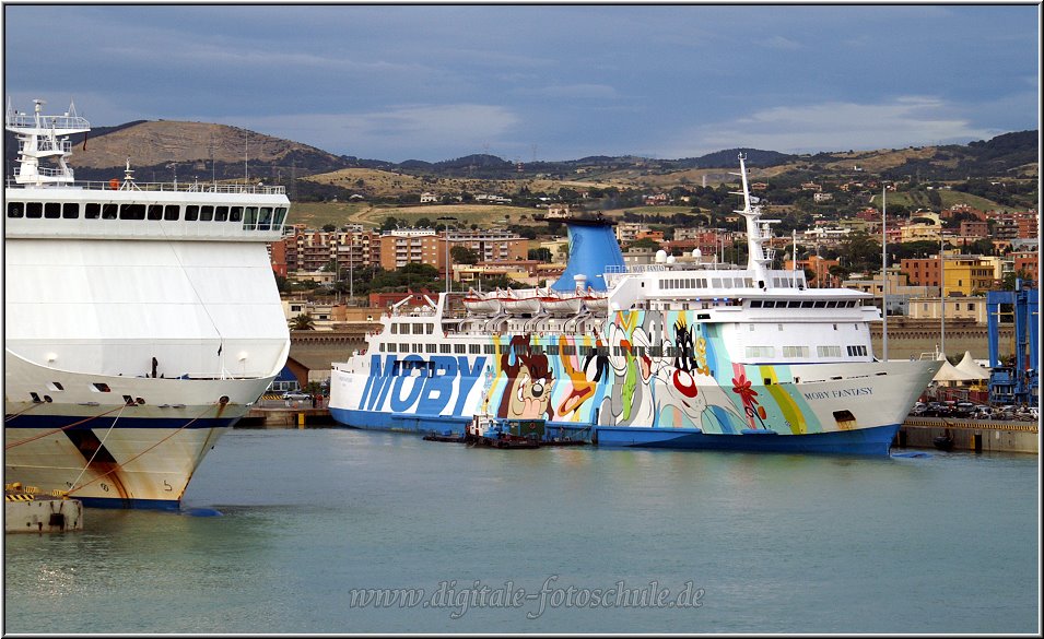 AIDA124.jpg - Ein mit Comics bemaltes Schiff im Hafen