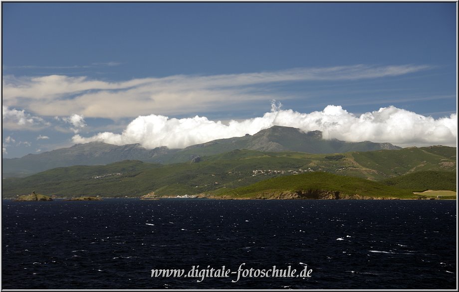 AIDA135.jpg - Am zweiten Seetag der Reise umfahren wir das wunderschöne Cap Corse nördlich von Korsika.
