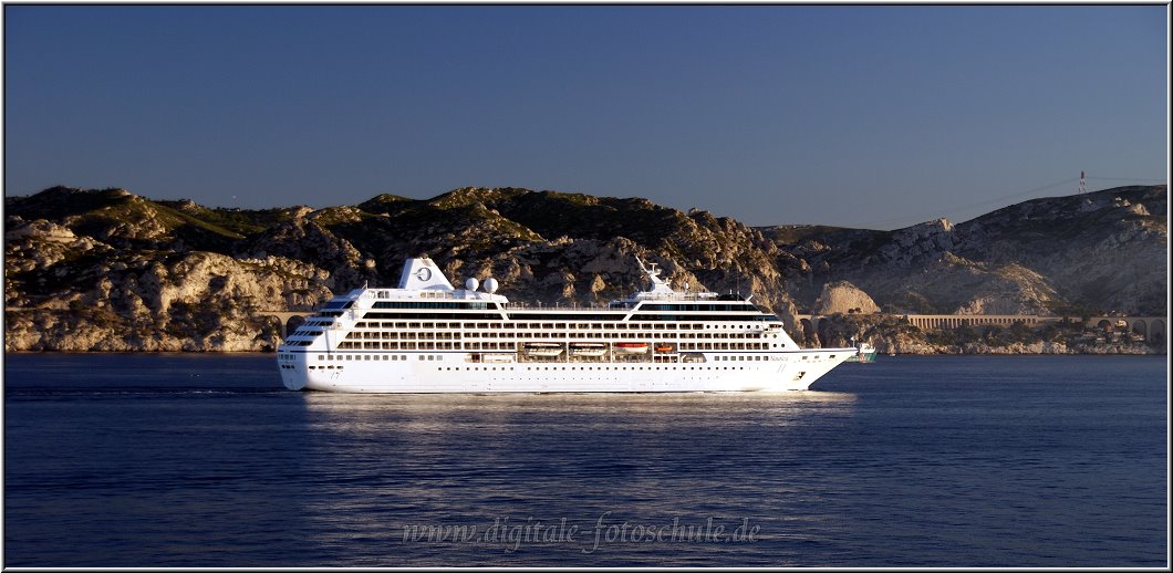 AIDA141.jpg - Einfahrt Hafen Marseille